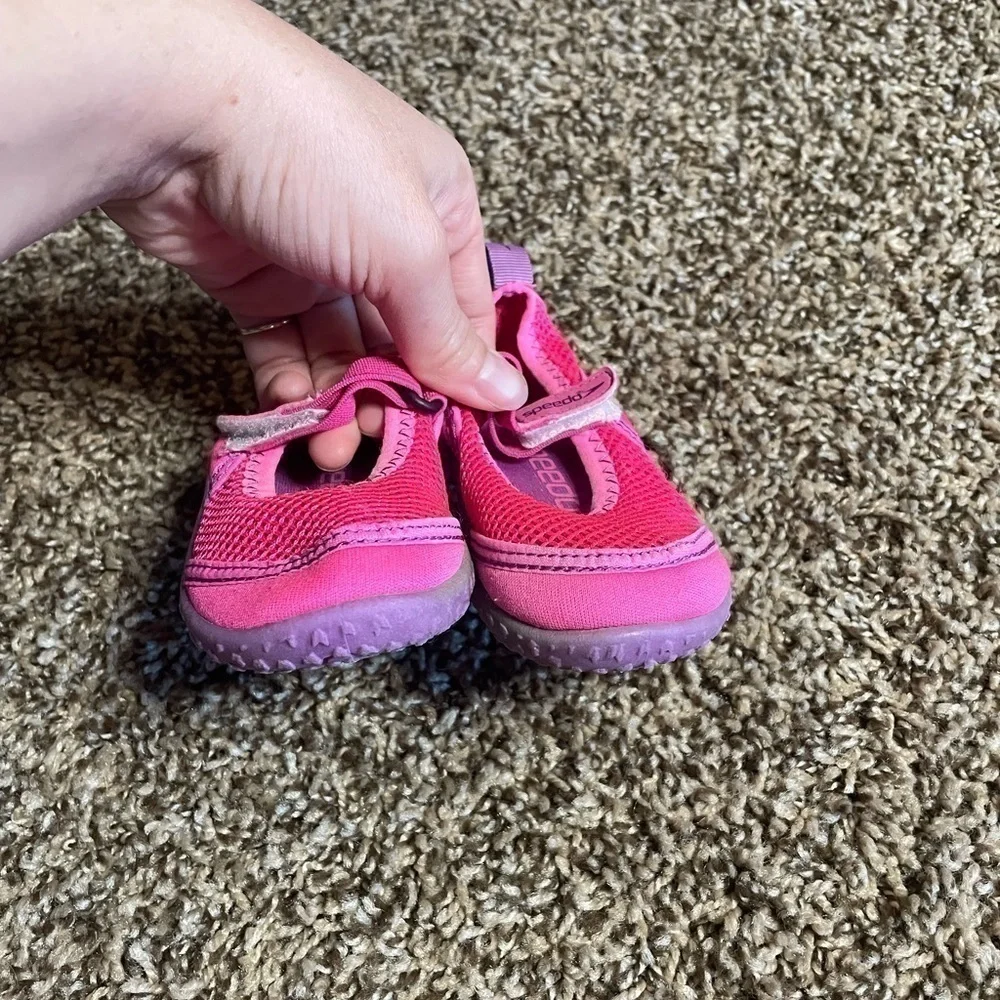 🐶🐶Speedo toddler/little girls size 5/6 (Small) pink water shoes.🐶🐶 - Picture 3 of 6